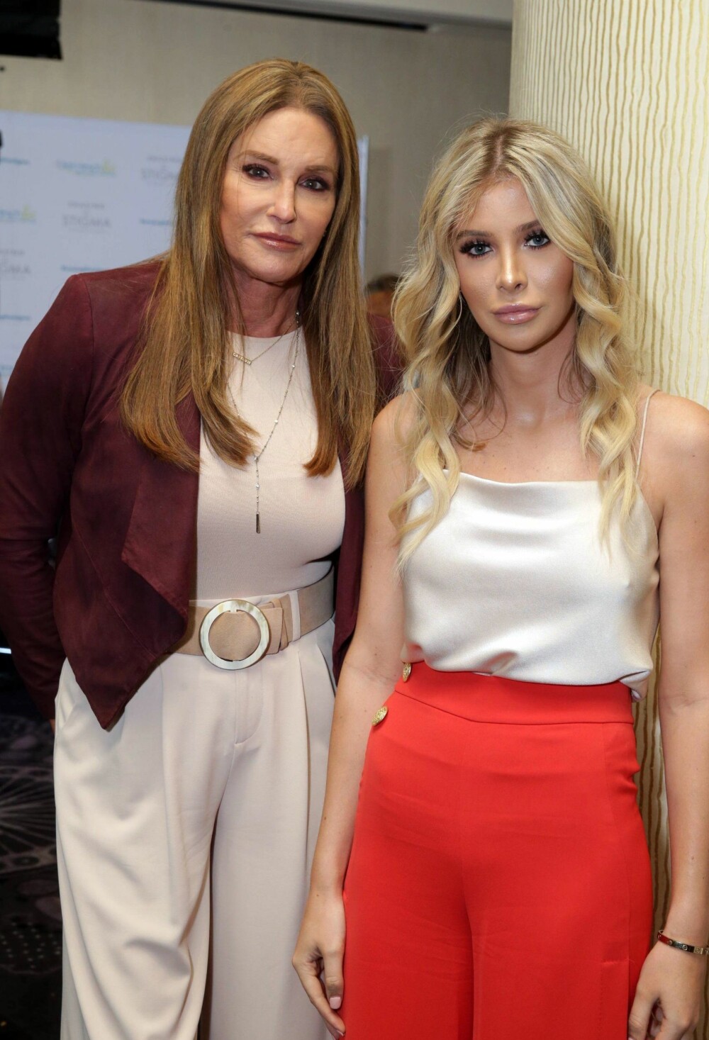 AVKREFTER FORLOVELSE: Caitlyn Jenner sammen med Sophia Hutchins under en prisutdeling i Los Angeles i slutten av april 2018. Ryktene har gått en lengre periode om at de to har et forhold.