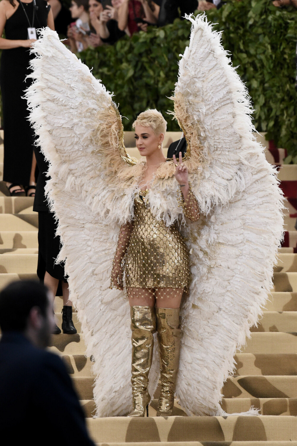 Katy Perry under Met-gallaen 2018. Temaet for årets galla er «Heavenly Bodies: Fashion & the Catholic Imagination».