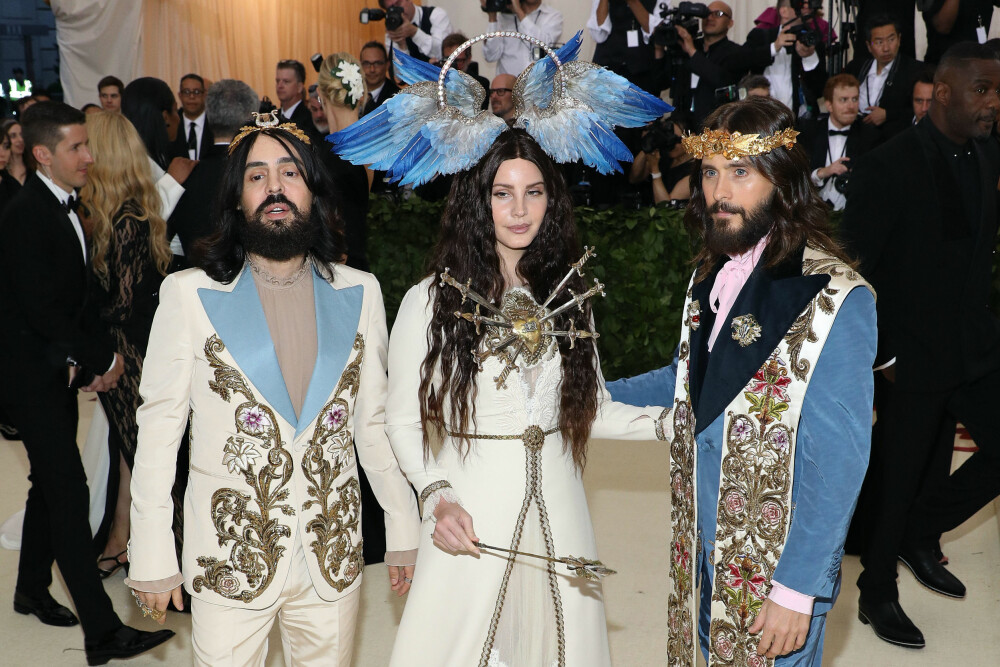 Alessandro Michele, Lana Del Rey, og Jared Leto under Met-gallaen 2018. Temaet for årets galla er «Heavenly Bodies: Fashion & the Catholic Imagination».