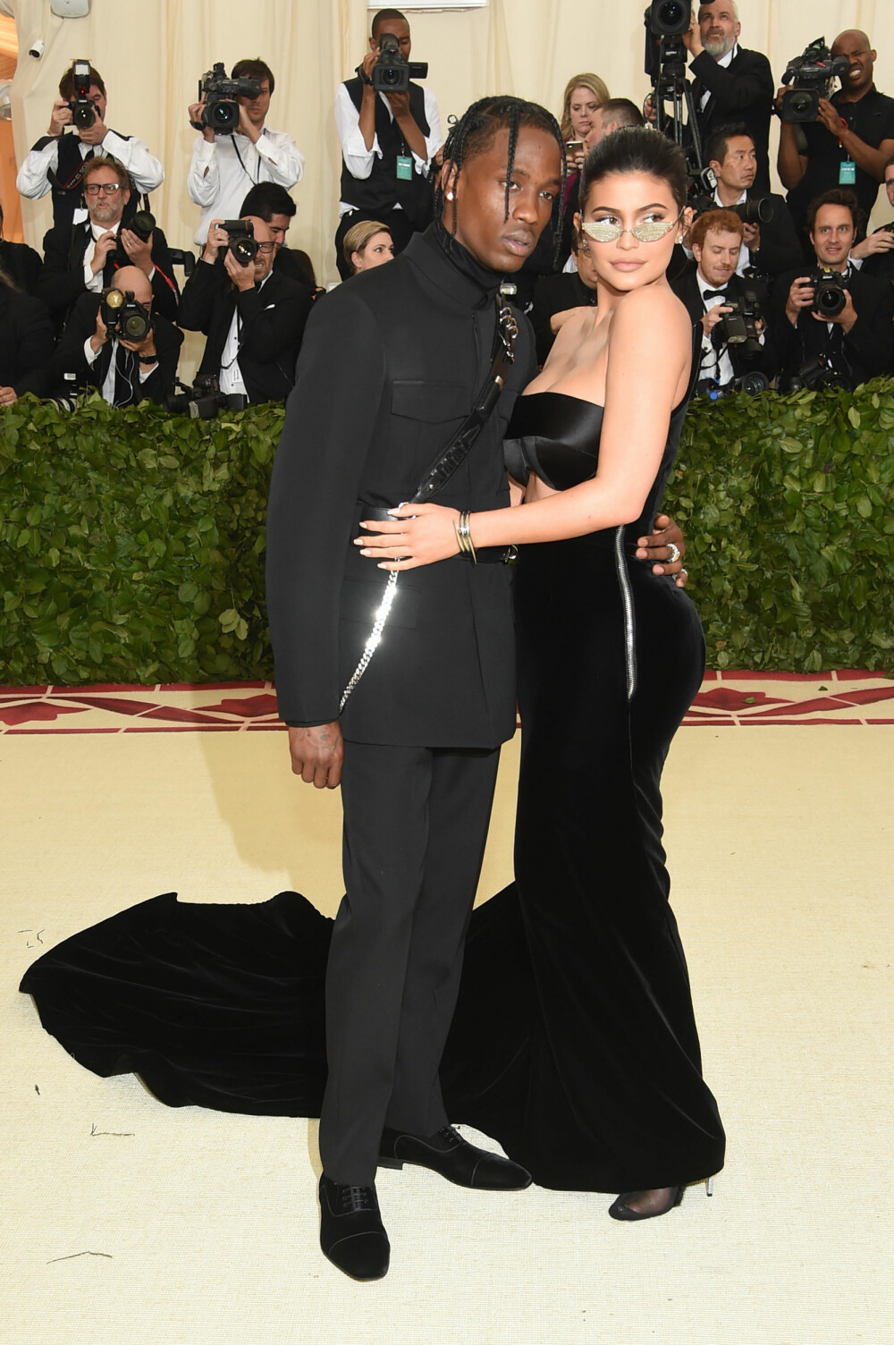 Travis Scott og Kylie Jenner under Met-gallaen 2018. Temaet for årets galla er «Heavenly Bodies: Fashion & the Catholic Imagination».