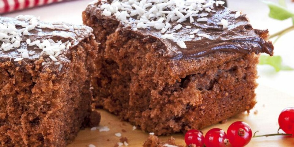 17. MAI-KAKER: Hvorfor ikke lage en deilig sjokoladekake til 17. mai? Pynt den gjerne med bær i rødt, hvitt og blått for ekstra 17. mai-stemning.