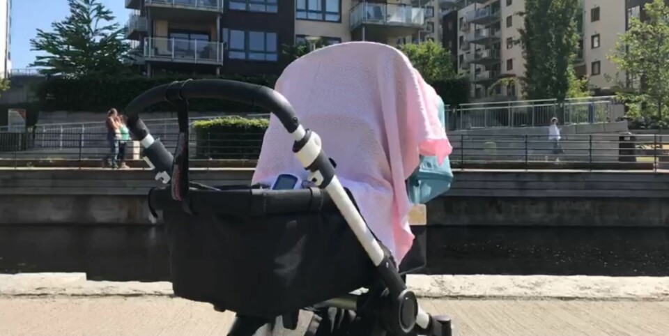 DEKKE TIL BARNEVOGN: Temperaturen steg overraskende fort da vi testet hvor varmt det ble i barnevognen dersom vi dekket vognåpningen med et helseteppe. FOTO: Skjermdump Foreldre&Barn/facebook DEKKE TIL BARNEVOGN: Temperaturen steg overraskende fort da vi testet hvor varmt det ble i barnevognen dersom vi dekket vognåpningen med et helseteppe. FOTO: Skjermdump Foreldre&Barn/facebook