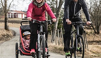 TESTFAMILIE: Miriam Askeland Thuen og Vegard Østhagen med barn har testet sykkelvogner for Foreldre &amp; Barn og Klikk.no.