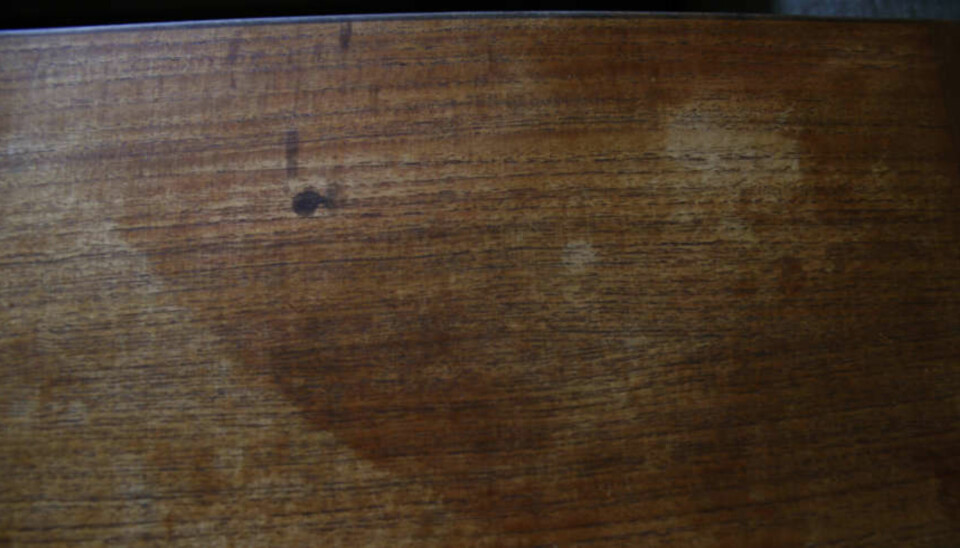 FLEKKER: Et bord som er preget av tidens tann, med ujevn farge og flekker. Foto: Kjersti Blehr Lånkan