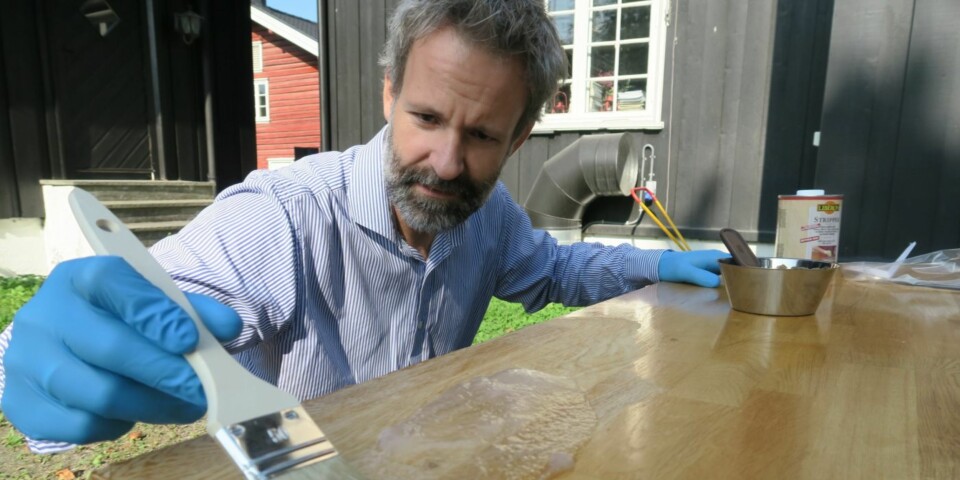 PUSSE OPP BORD: Mange har et bord som er fullt brukbart, men som trenger en liten oppussing. En smart måte å pusse opp lakkerte bord, er å fjerne lakken og sette bordet inn med hardvoksolje. Foto: Robert Walmann/ifi.no PUSSE OPP BORD: Mange har et bord som er fullt brukbart, men som trenger en liten oppussing. En smart måte å pusse opp lakkerte bord, er å fjerne lakken og sette bordet inn med hardvoksolje. Foto: Robert Walmann/ifi.no