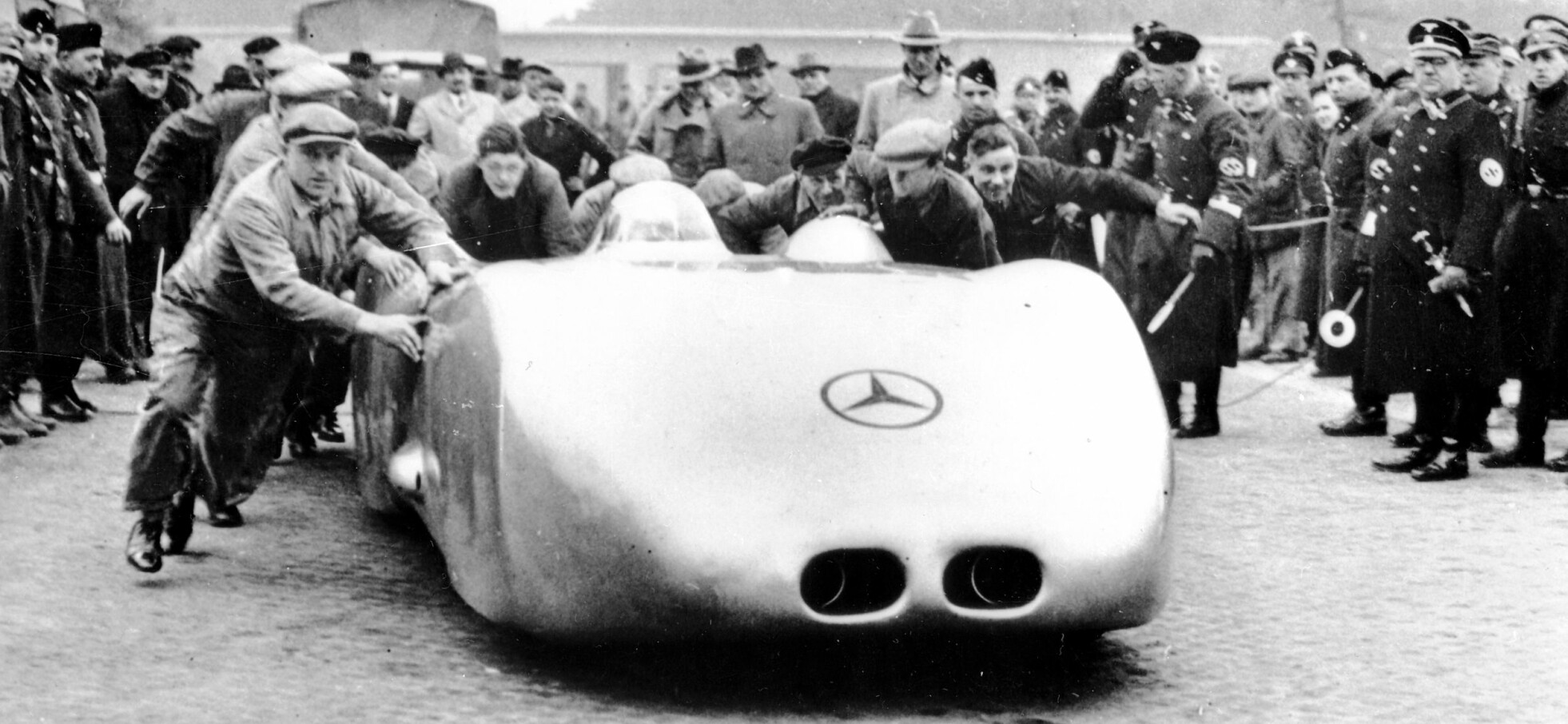 <b>KLAR FOR REKORD:</b> 28. januar 1938 dyttes Rudolf Caracciola i gang i sin tolvsylindrede Mercedes-Benz W 125, på Autobahn ved Darmstadt.