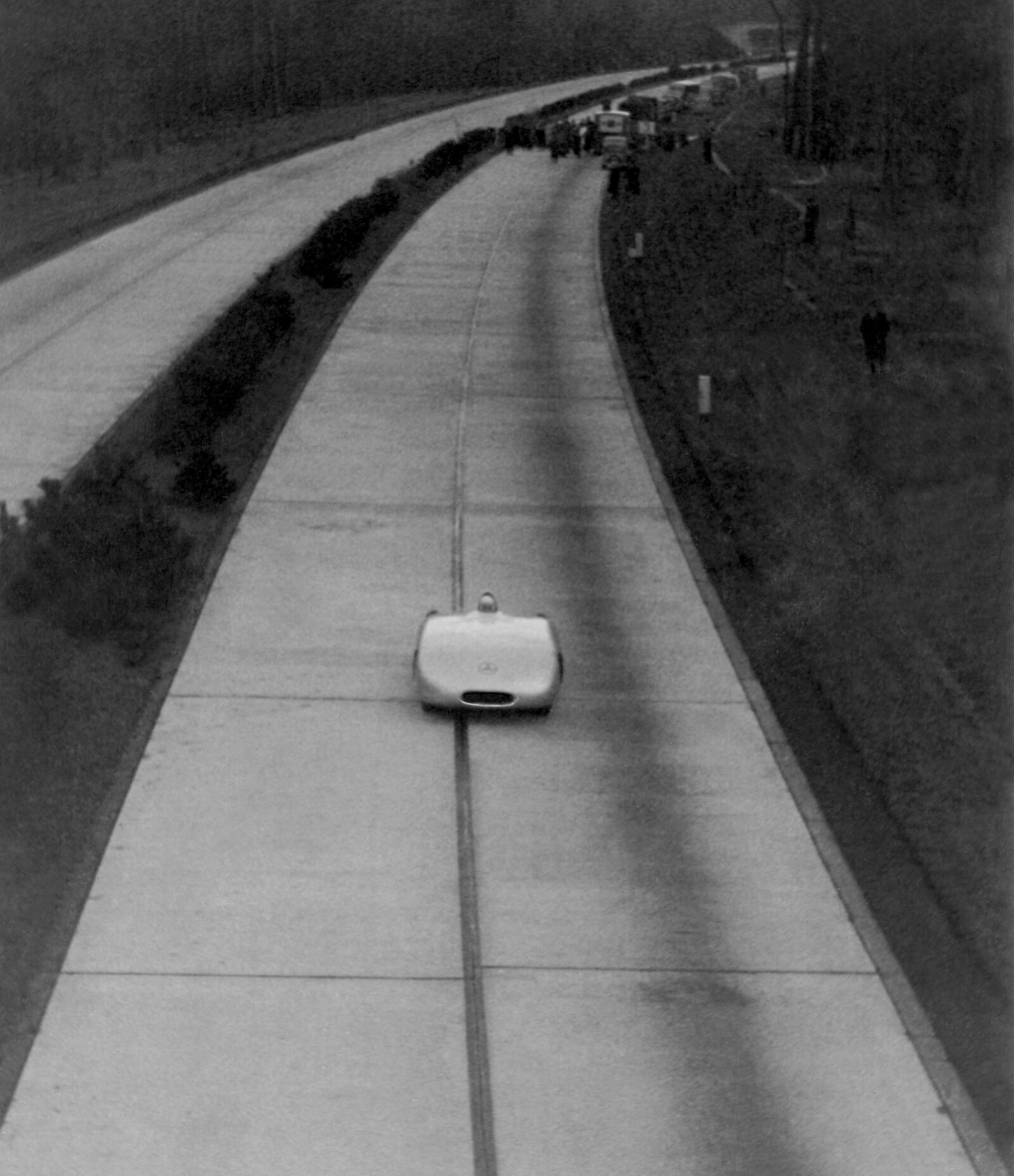 <b>AUTOBAHN:</b> Betongplatene på første generasjons autobahn var åstedet for fartsrekorder på offentlig vei.