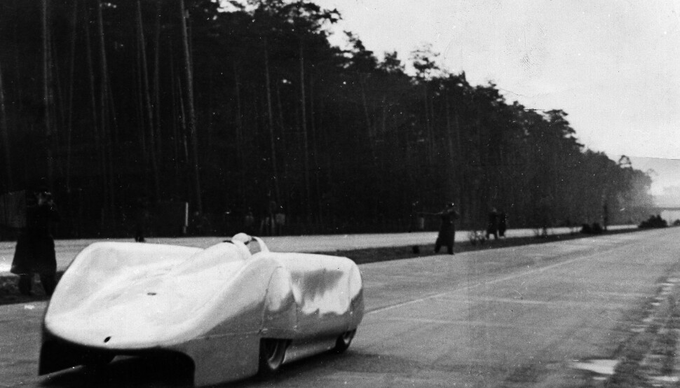 <b>DØDSVEIEN:</b> Kampen om fartsrekorden fikk dødelig utfall på Autobahn mellom Frankfurt og Darmstadt, 28. januar 1938. Rosemeyer (bildet) blir kastet av veien i sin Auto Union streamliner i det bilen har en estimert hastighet på 430 km/t.