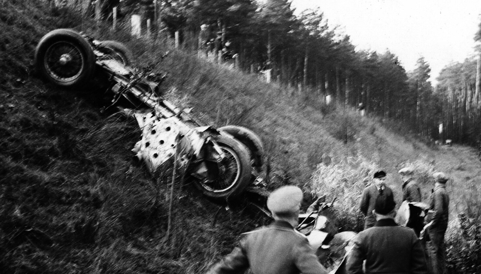<b>DØDSBILEN:</b> Bilen som Rosemeyer kjørte ble knust til pinneved. Selv ble han funnet i skogen, 23 meter unna kanten på Autobahn.