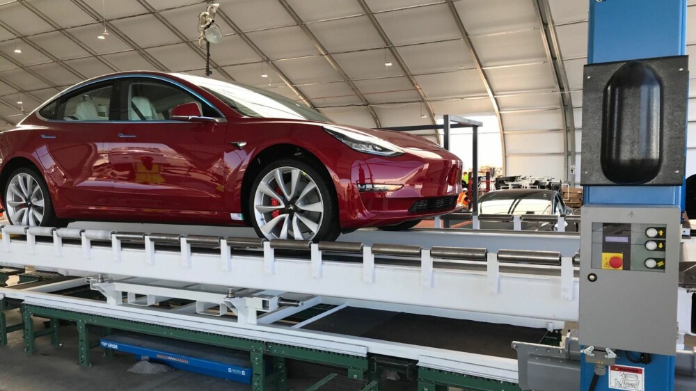 TESLA MODEL 3: Tesla må få opp farten på produksjonen av minstemann, Model 3. Nå gjøres det grep med en ny produksjonslinje i et teltlignende lokale.