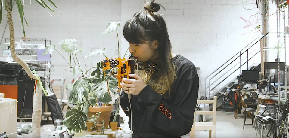 KJÆRLIGHET AV METALL: Kunstneren Fei Liu har bygget seg en robotkjæreste for å utforske sin egen seksualitet.