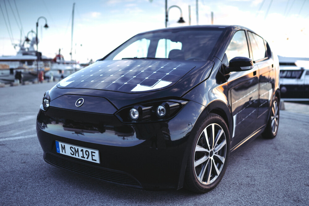 SONO SION: Den tyske bilprodusenten Sono Motors har utviklet elbilen Sion, som i tillegg til et batteri på mellom 35 og 45 kWh er bilen dekket av 330 solpaneler som skal gi om lag 30 km med ekstra rekkevidde per dag - det holder til manges daglige småkjøring. Elbilen kan leveres i Norge og skal være på veien i 2019.