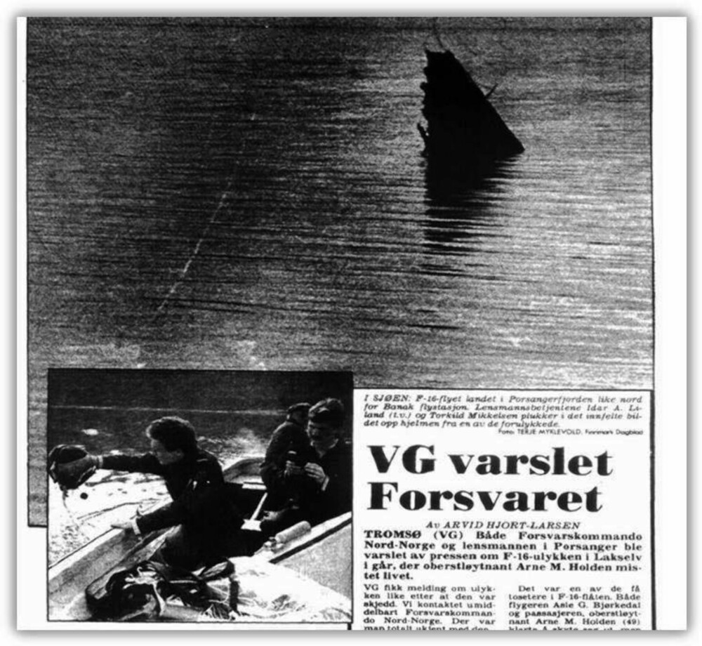 <b>HAVARISTEDET: </b>Lensmannsbetjenter fisker hjelmen til Bjørkedal opp av vannet blant flyets vrakdeler.
