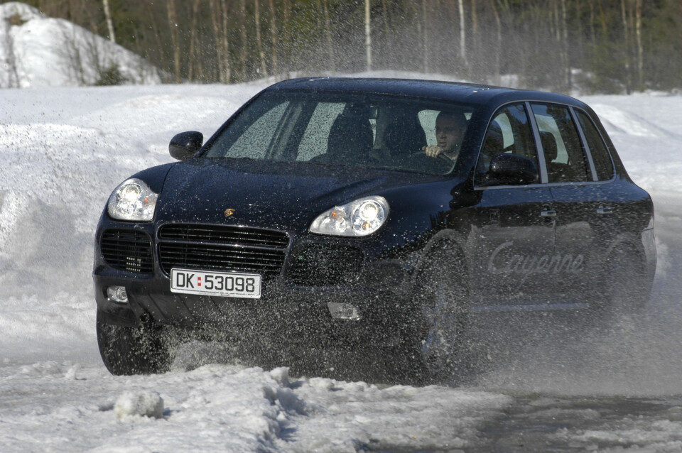 15 ÅR SIDEN: Vi Menn Bils Øyvind Jakobsen gjør sine første erfaringer med Porsche Cayenne Turbo. Det smakte.