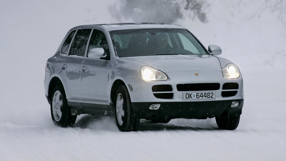 2003: Porsche Cayenne debuterer mot slutten av 2002. De viktigste versjonene er Cayenne S med V8 uten turbo og 340 hk, samt Cayenne Turbo med 450 hk. I tillegg Turbo S og 3,2 VR6 (521 og 250 hk).