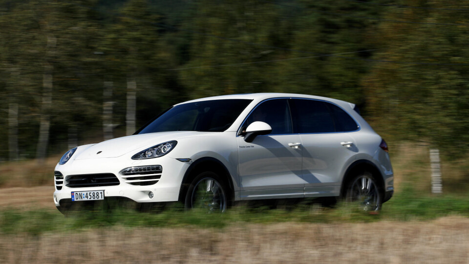 I starten var motorpaletten omtrent som på forgjengeren, men bilen kom også som Cayenne S Hybrid med 3,0-liters kompressormatet V6 på 333 hk og elmotor på 34 kW. Dieselmodellen kom i versjoner med 211 og 245 hk. I 2012 kom Cayenne S Diesel med V8-motor på 4134 cm³ og 382 hk.