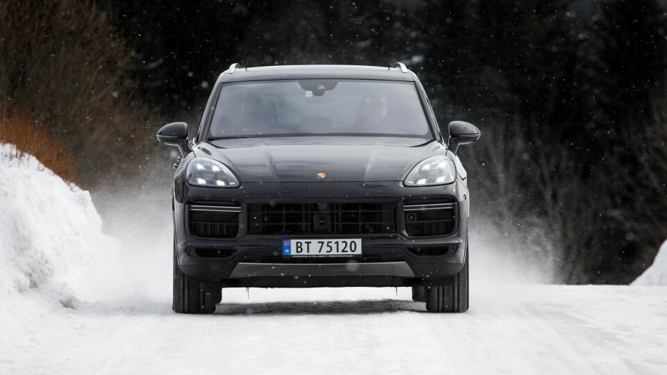 2017: 3. generasjon Cayenne debuterer på høsten, med siste nytt i Porsche-teknikk, og interiørdesign. Fra start som Cayenne med 3,0-liters V6 turbo på 340 hk og Cayenne S med 2,9-liters V6 biturbo på 440 hk, samt Cayenne Turbo med 4,0-liters V8 og 550 hk.