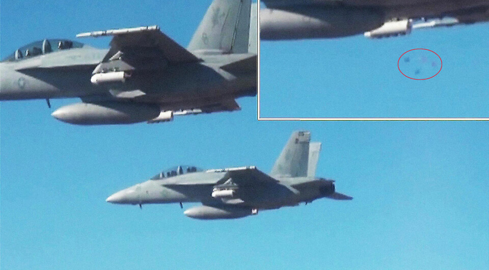 SLIPPER SVERMEN: Små droner (innringet) folder ut vingene etter at de er sluppet fra jagerflyene, og danner en sverm med svært tilpasningsdyktige våpen.