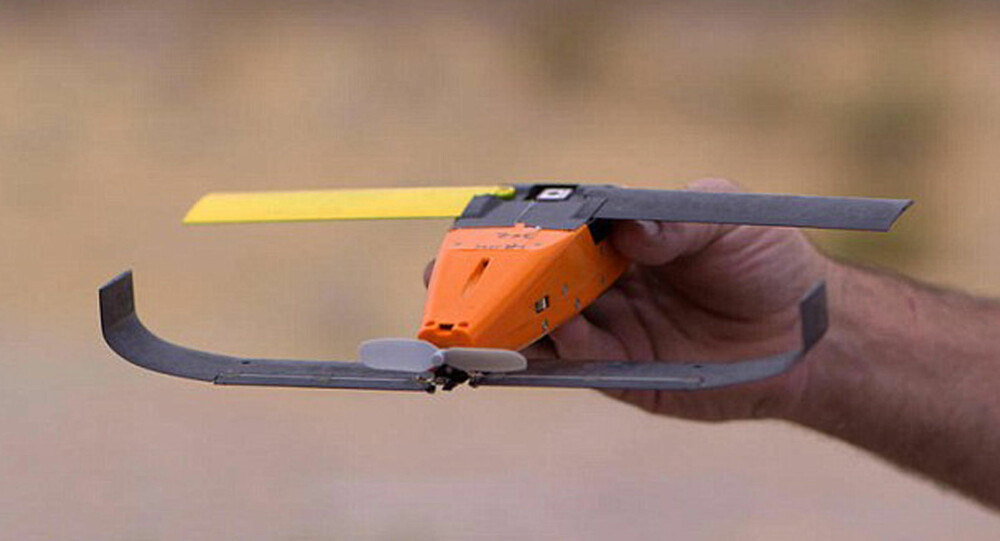 KNØTTSMÅ: Det er denne typen mikrodroner det amerikanske forsvaret tester ut sverm-teknologien med. Dronene veier 290 gram og har et vingespenn på 30 cm.