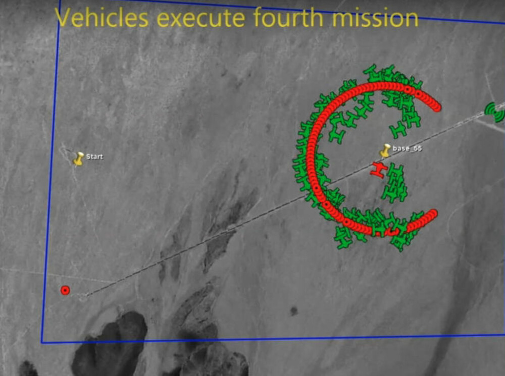 SVERM: Satellittbildet viser hvordan de små dronene svermer rundt målet.