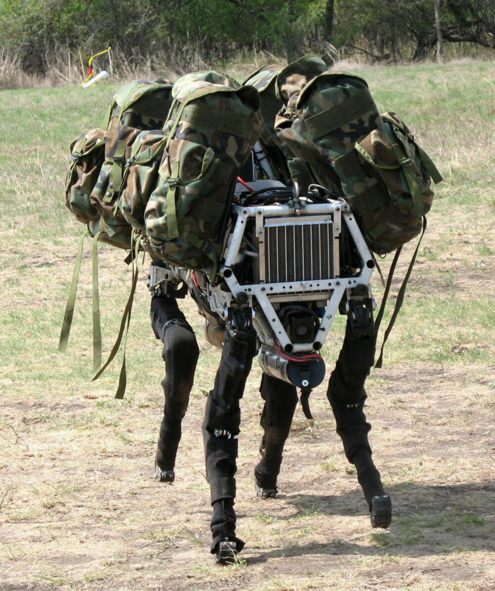 PAKKHUND: Roboten Spot fra Boston Dynamics kan bære oppakningen til et helt lag av marineinfanterister.