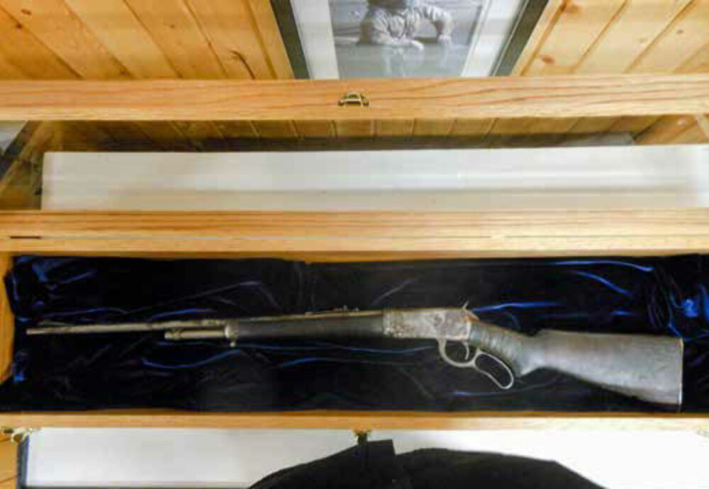 PÅ MUSEUM: Hjalmar Dales Remington 30-30 er nå utstilt på museet i Norman Wells i Canada. Med dette våpnet felte han både caribou, elg og bjørn.