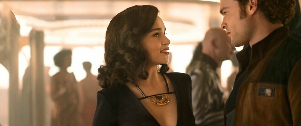 KARAOKE-FEST: Ifølge Suotamo var det god stemning på settet. Blant annet ble det noen runder på karaokemaskinen hjemme hos Emilia Clarke.