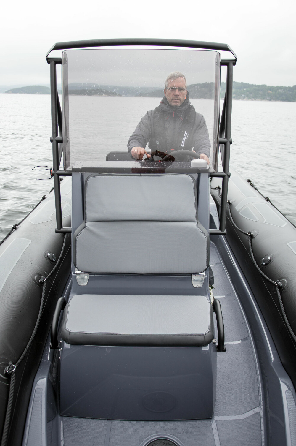 STOR KONSOLL: Testbåten har bra værbeskyttelse for to og fin sitteplass i forkant.