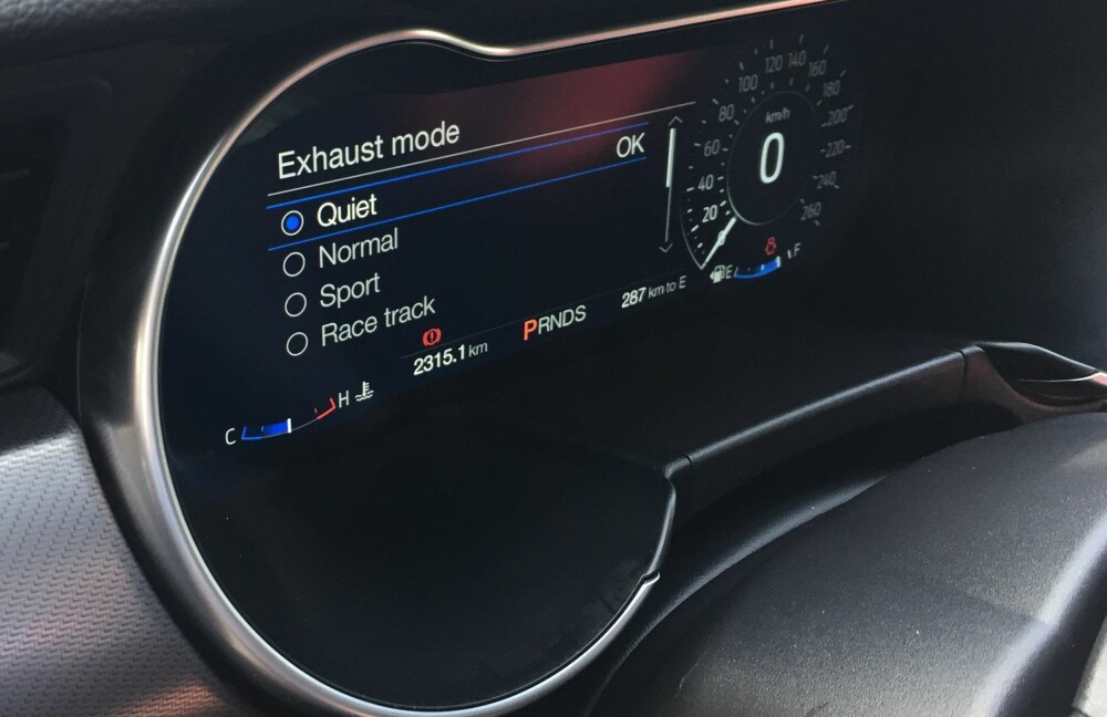 Eksoslyden kan endres gjennom en aktiv ventil i eksosanlegget til Mustang GT med V8'er. Nå Du får også med den nabovennlige "quiet"-innstillingen som kan stilles inn på tid for å unngå at naboene dine våkner av et iltert brøl for tidlig om morgenen.