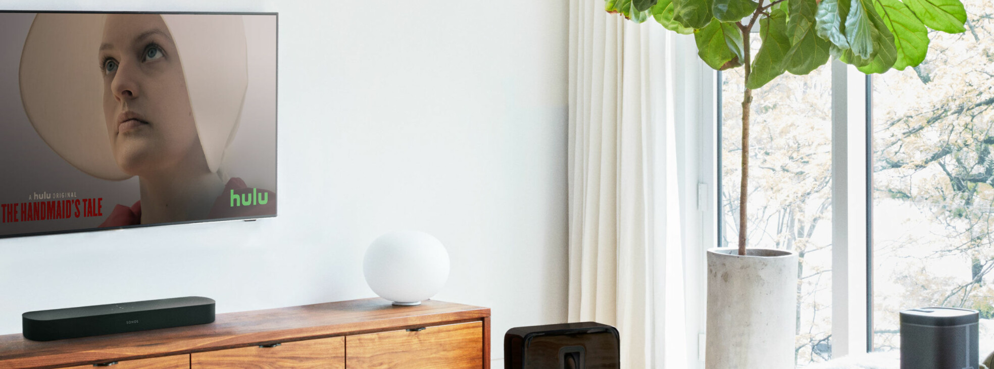 <b>FETERE LYD: </b>Sonos Beam bidrar til å gjøre lyden fra tynne TV-er fetere.