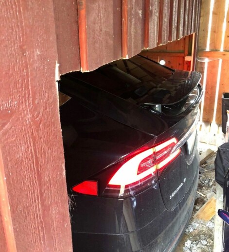<b>TITTEI:</b> Tesla Model X-en titter fram gjennom den spesiallagede åpningen i bakveggen.