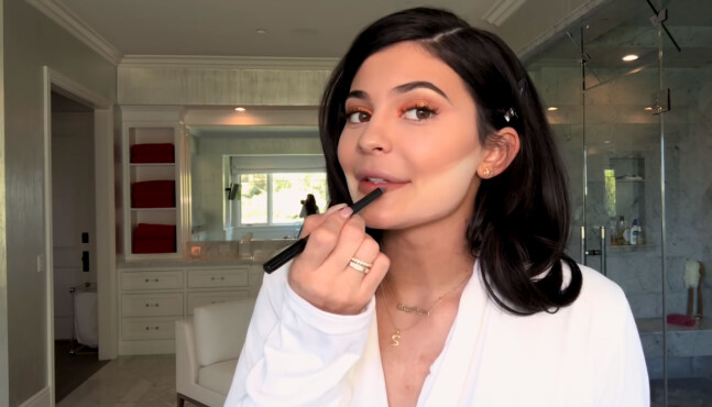 SMINKERUTINER: Kylie Jenner sine sminkerutiner i YouTube-video hos Vogue.