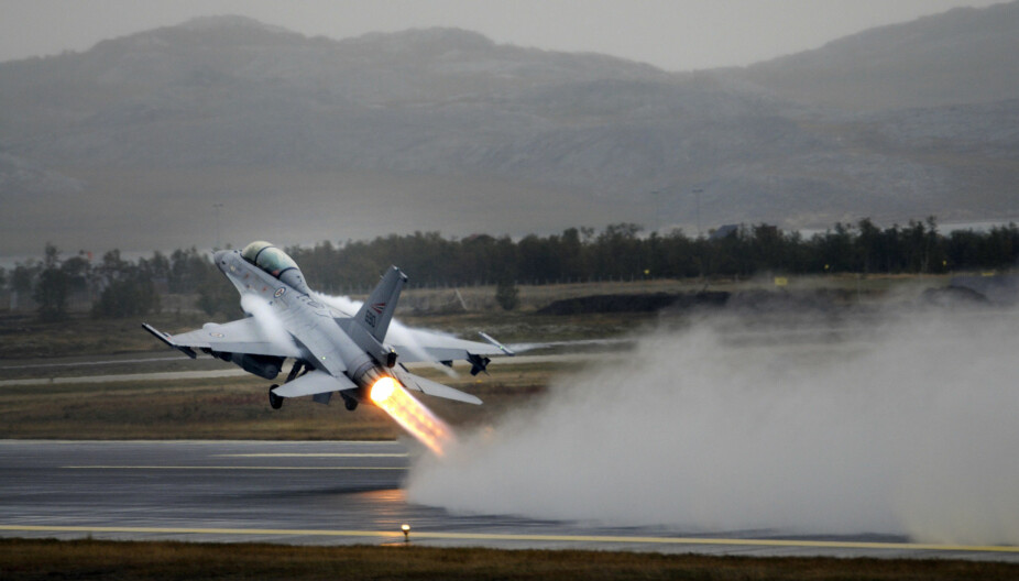FLYDRAMA: En toseters F-16B, tilsvarende flyet som havarerte i 1985, tar av fra Banak under øvelse Nordavind.