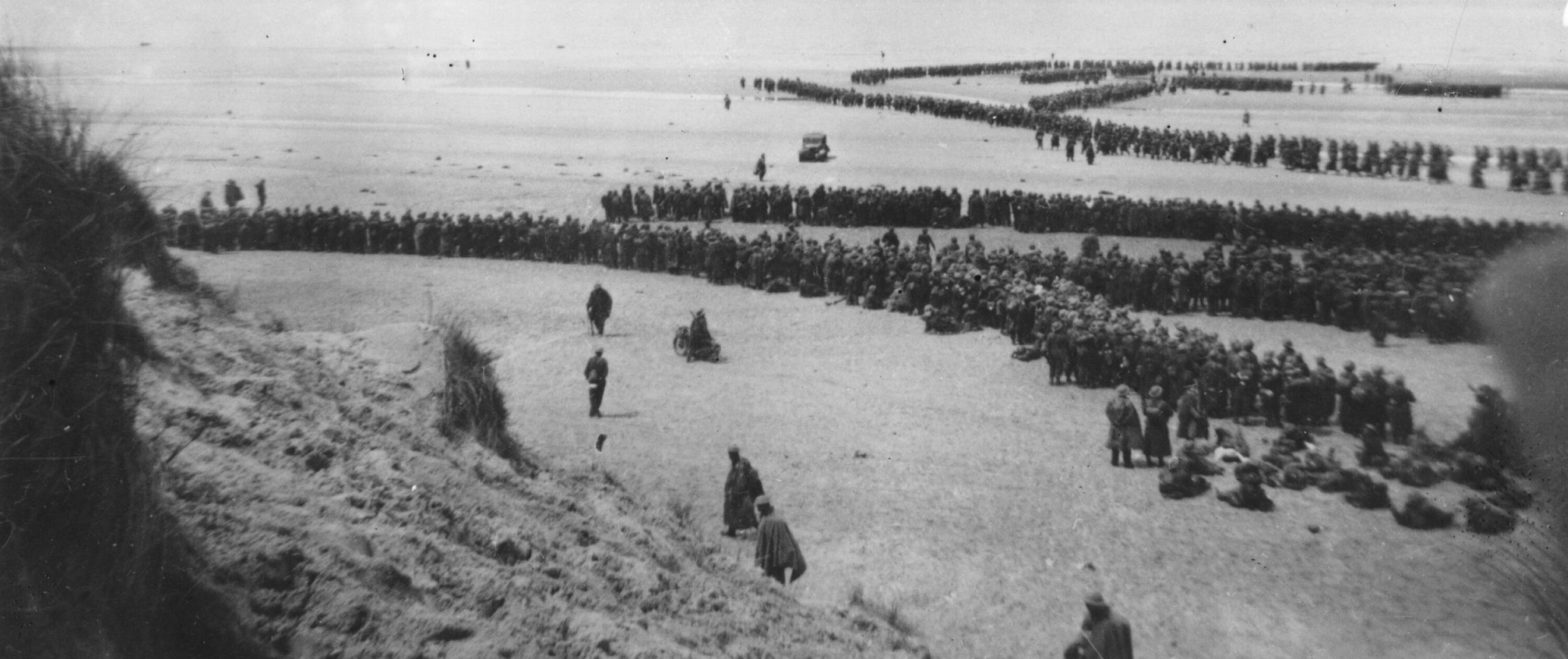 SLAGET OM DUNKIRK: Tusenvis av soldater står i kø for å bli evakuert fra Dunkirk i mai 1940. Av de 250.000 britiske soldatene som ble omringet i Dunkirk etter erobringen av Belgia, ble 30.000 drept. Det kunne ha endt mye verre.