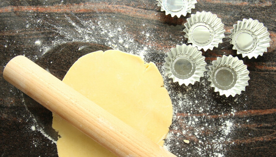 1. Kjevle ut avkjølt deig og legg over sandkakeformene.