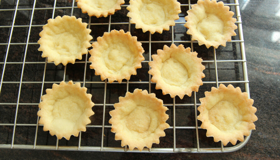 3. La mørdeigsskallene avkjøle på rist.