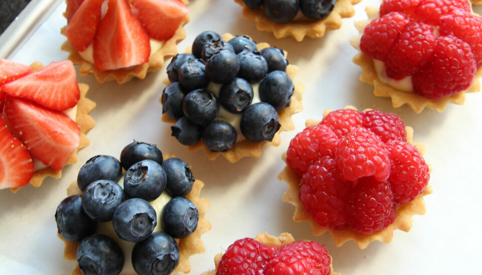 4. Fyll og dekorer med frukt og bær.