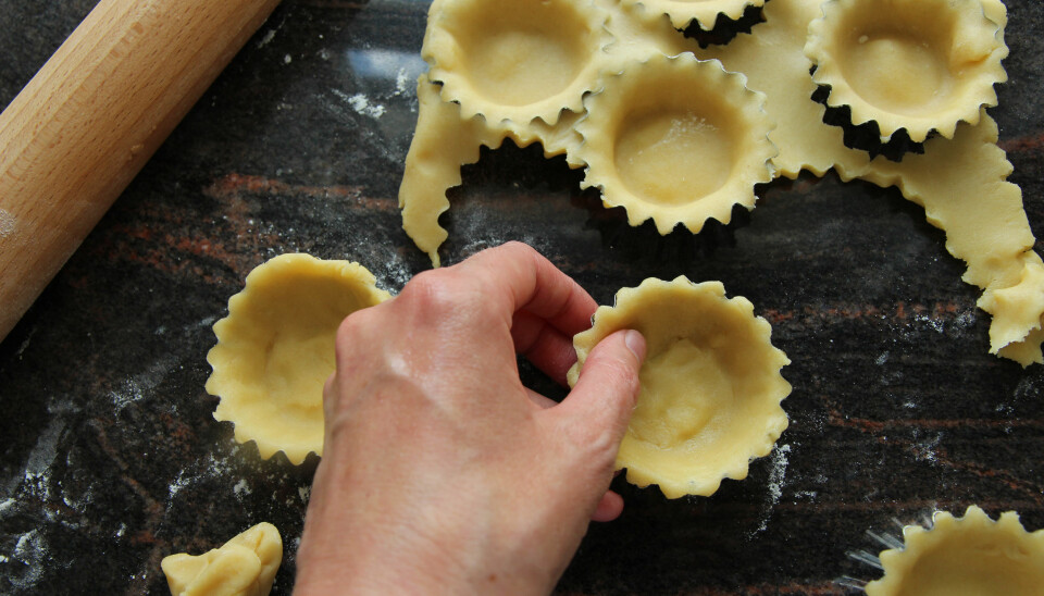 2. Klem deigen godt ut og sett på en bakeplate. Stek på 190° til de har gyllen farge.