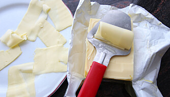 Tips! I denne oppskriften skal smør og sukker røres lyst og luftig. Da er det viktig å bruke romtemperert smør eller margarin. For å få kjøleskapskaldt smør raskt mykt, kan du skjære det i tynne skiver (bruk legge det utover en tallerken.