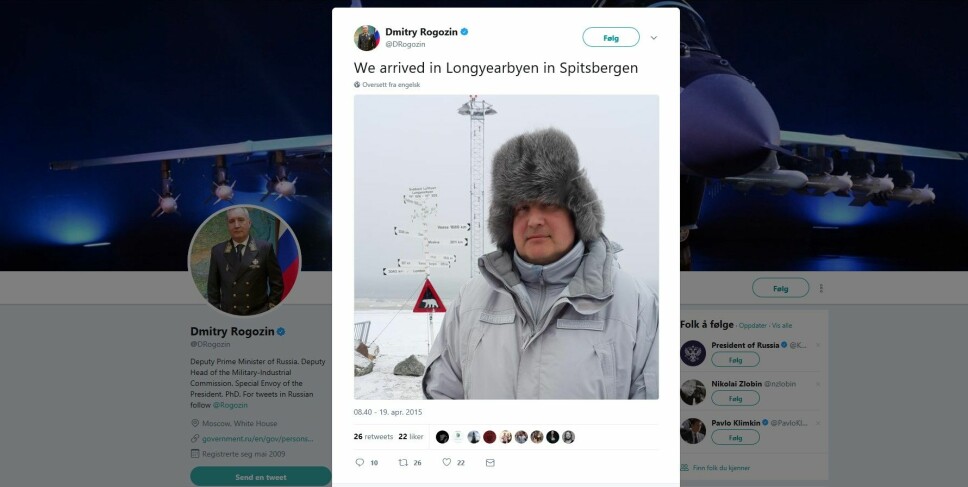 <b>PÅ FEIL STED:</b> Russlands visestatsminister Dmitrij Rogozin poserer foran skilt i ved flyplassen i Longyearbyen på Svalbard i 2015. En provokasjon, mente norske myndigheter. For Rogozin var uønsket i Norge etter folkerettsbrudd i Ukraina.
