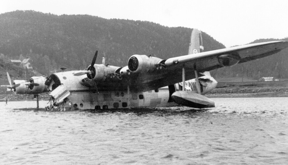 <b>DØDSULYKKE</b>: I oktober 1948 havarerte «Bukken Bruse» under en landing i Hommelvik, utenfor Trondheim. Her et bilde tatt dagen etter ulykken.