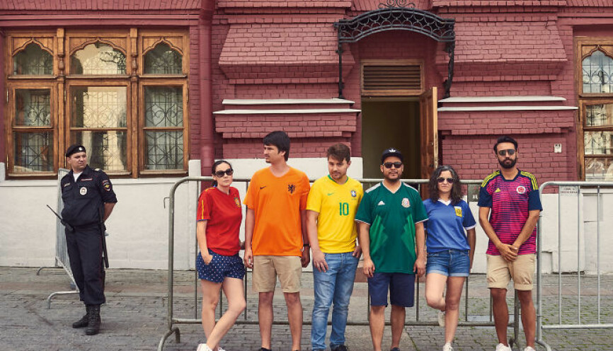 GENIALT: De frivillige gikk rundt sammen og tok bilder og var synlige i Russlands gater for å fronte PRIDE.