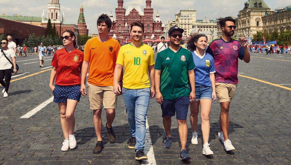 KREATIVT: Ved å ta på seg nasjonaltrøyene for eget land klarer disse frivillige å fronte PRIDE i Russland under Fotball-VM.