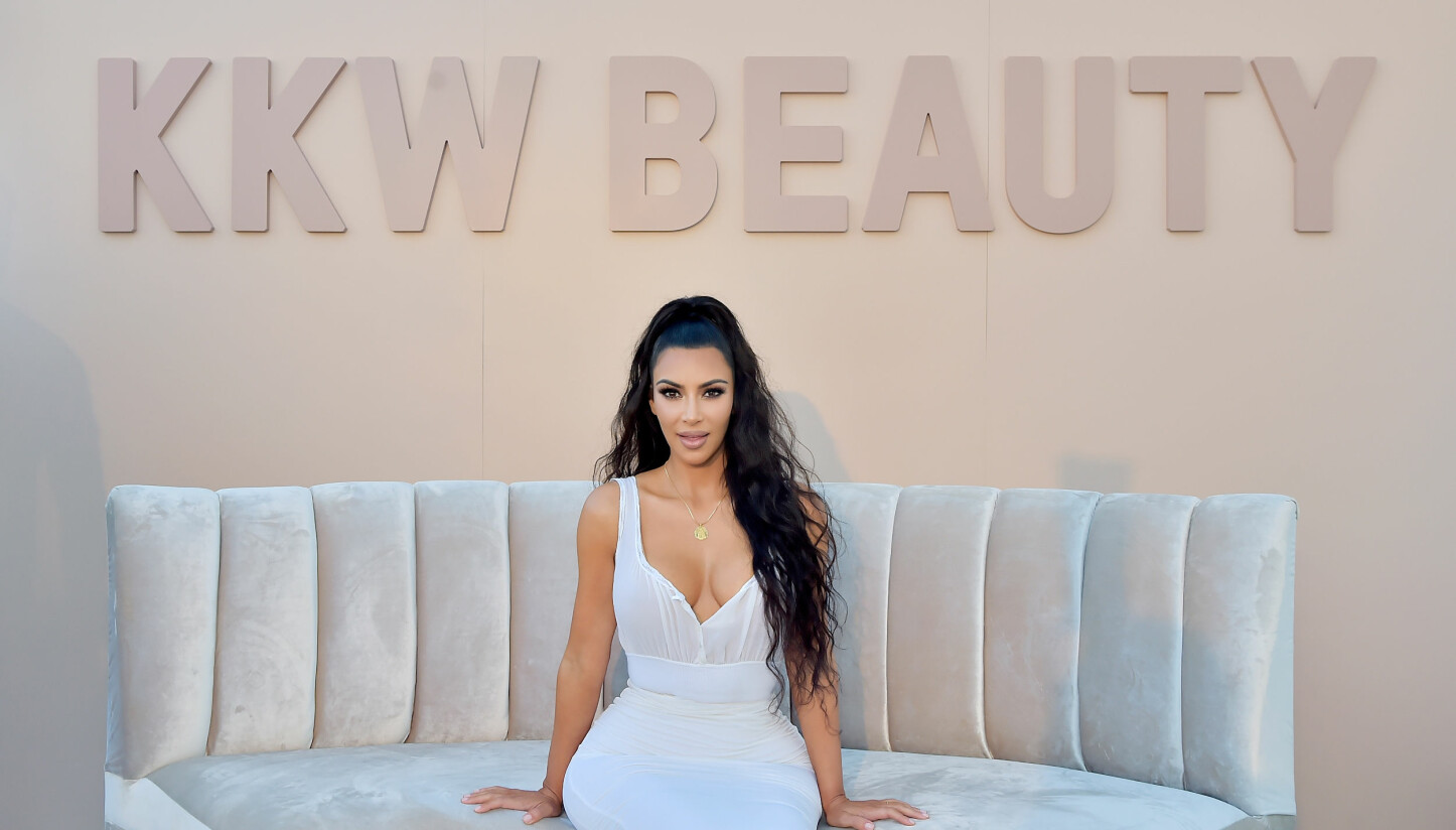 <b>SAKSØKES:</b> Kim Kardashians selskap KKW Beauty saksøkes av et mediareklame-firma. De mener en av Kardashians nye parfyme-dufter har stjålet logoen deres.