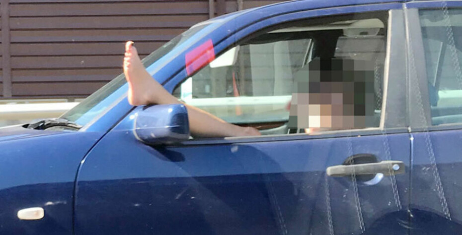 Sjåføren skal ha kjørt slik minst en kilometer.