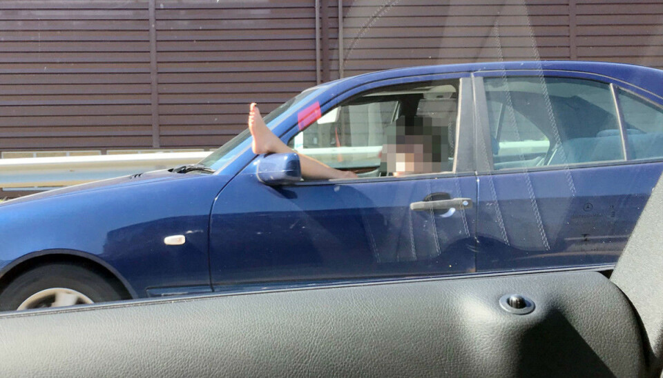 Det er ikke hver dag man ser et helt bein stikkende ut av sidevinduet på bilen – midt i 80-sonen på en av Oslos travleste veier.