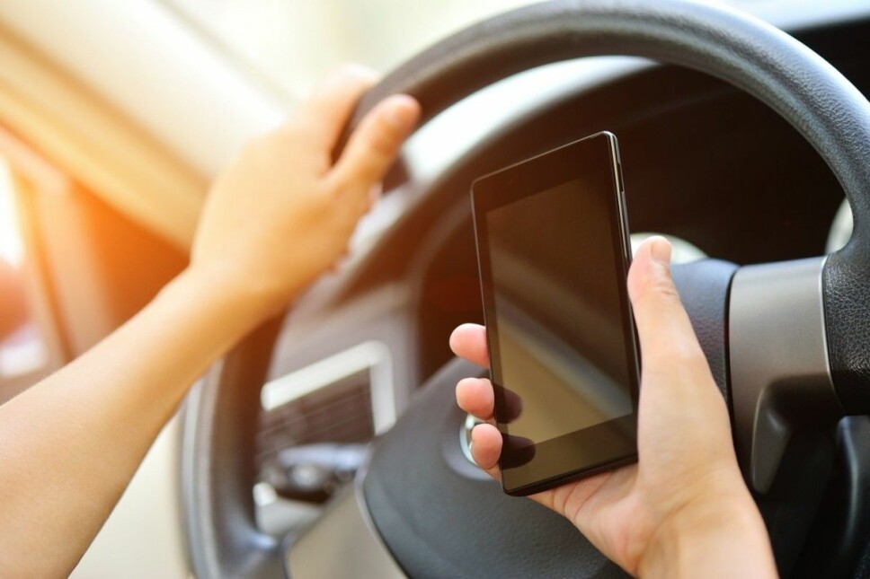 Mobilbruk utgjør en stor trussel for trafikksikkerheten. Akkurat nå testes det ut nye smartskilt i England, som blant annet skal avsløre ulovlig nettsurfing.