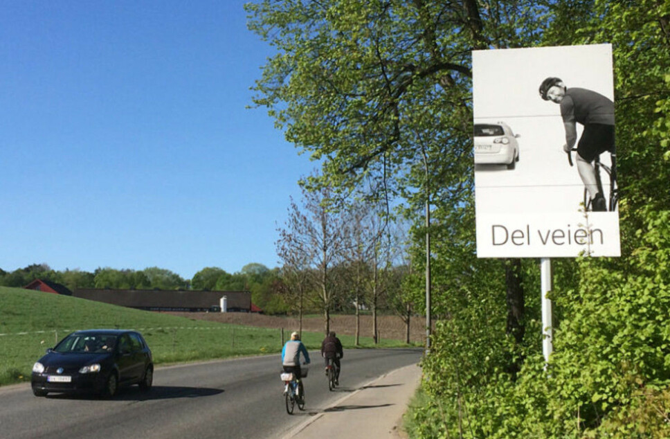 Målet med "Del veien"-kampanjen har vært å dempe konfliktnivået i trafikken, og få til bedre samspill mellom bilister og syklister. Dette skiltet står på Bygdøy i Oslo.