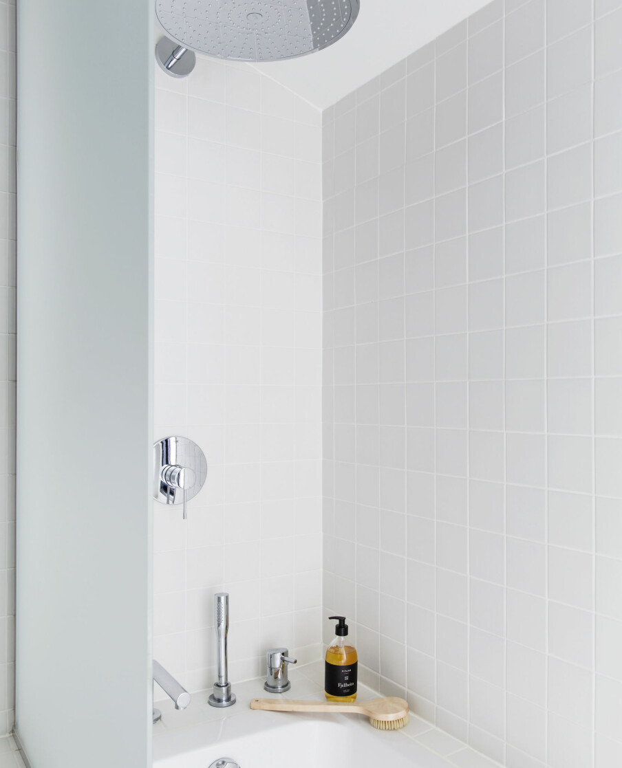 En liten vegg i frostet glass gjør at badekaret også fungerer som
dusjhjørne. Skrubbe-børste fra Meraki/Ting, flytende såpe fra Fitjar. Armaturen er fra Grohe. En liten vegg i frostet glass gjør at badekaret også fungerer som
dusjhjørne. Skrubbe-børste fra Meraki/Ting, flytende såpe fra Fitjar. Armaturen er fra Grohe.