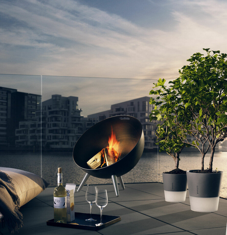 PREMIEN:
Ildstedet FireGlobe i stål og
pulverlakkert aluminium,
Ø 64 cm, h 66 cm. Fatets
form beskytter bålet mot
trekk, en rist i bunnen
sikrer ventilasjon og
håndtaket i bakkant gjør
det enkelt å flytte, vel å
merke når ildstedet ikke er
i bruk. Var Reddot Awardvinner
i 2015. Vi trekker
tre vinnere. PREMIEN:
Ildstedet FireGlobe i stål og
pulverlakkert aluminium,
Ø 64 cm, h 66 cm. Fatets
form beskytter bålet mot
trekk, en rist i bunnen
sikrer ventilasjon og
håndtaket i bakkant gjør
det enkelt å flytte, vel å
merke når ildstedet ikke er
i bruk. Var Reddot Awardvinner
i 2015. Vi trekker
tre vinnere.